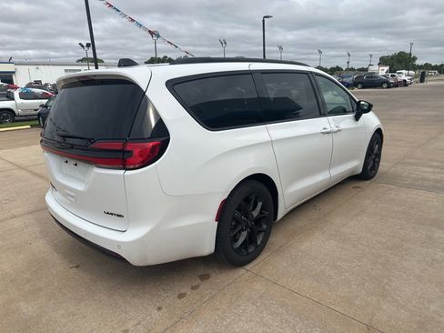 Used 2025 Chrysler Pacifica Limited FWD image 37