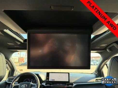 Used 2025 Toyota Sienna Platinum image 19