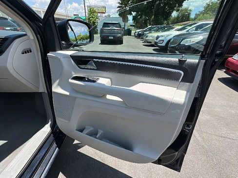 Used 2010 Volkswagen Routan SE FWD image 30
