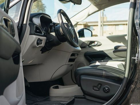 Used 2024 Chrysler Pacifica Touring-L image 12