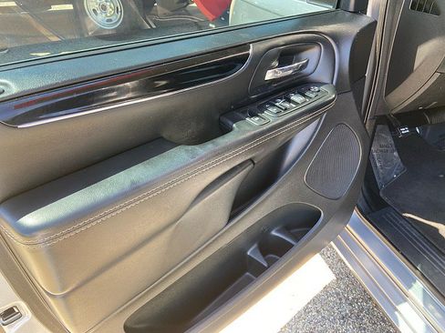 Used 2015 Chrysler Town & Country S w/ Driver Convenience Group FWD image 8