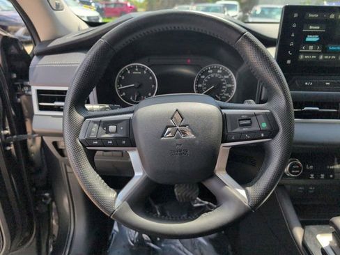 Used 2025 Mitsubishi Outlander SE FWD image 23