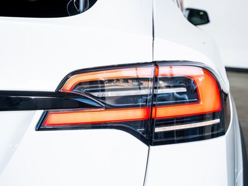 Used 2022 Tesla Model X image 27