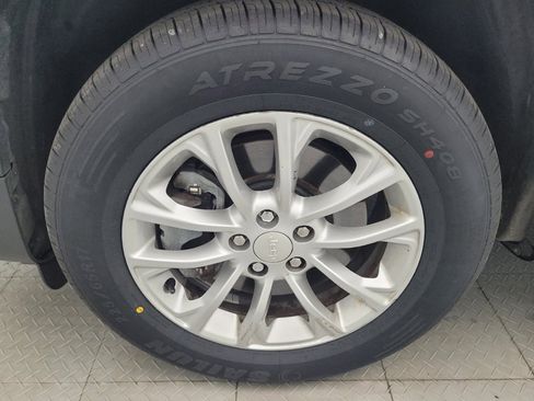 Used 2019 Jeep Cherokee Latitude w/ Cold Weather Group AWD/4WD image 31