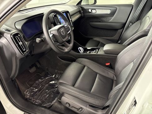 Used 2025 Volvo XC40 B5 Plus image 22