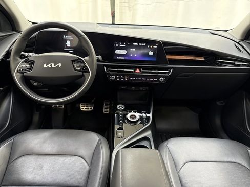 Used 2024 Kia Niro SX Touring image 15