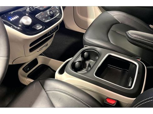 Used 2024 Chrysler Pacifica Touring-L image 18