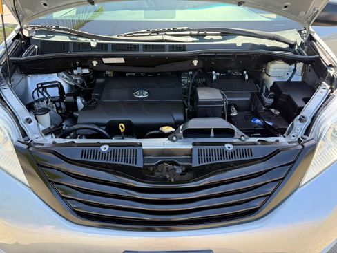 Used 2014 Toyota Sienna L FWD image 30