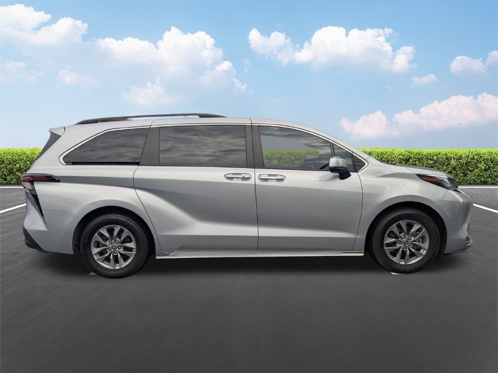 Used 2023 Toyota Sienna XLE FWD image 3