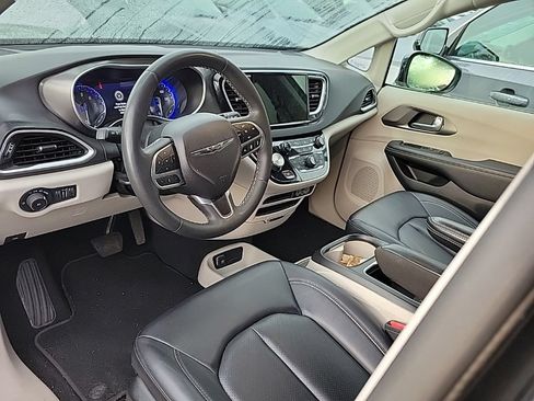 Used 2024 Chrysler Pacifica Touring-L FWD image 7