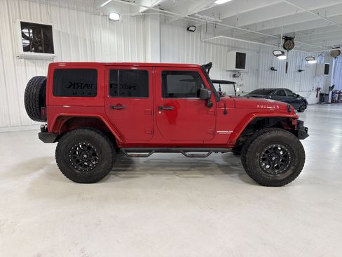 Used 2012 Jeep Wrangler Unlimited Rubicon w/ Dual Top Group AWD/4WD image 5