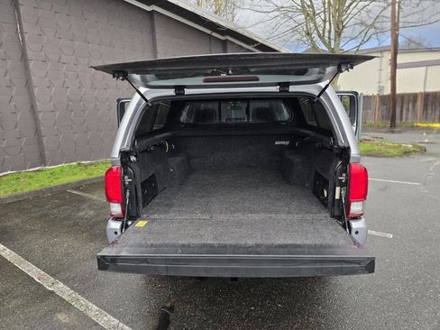 Used 2017 Toyota Tacoma TRD Off-Road image 20