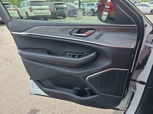 Used 2022 Jeep Grand Cherokee L Limited w/ Luxury Tech Group II AWD/4WD image 28