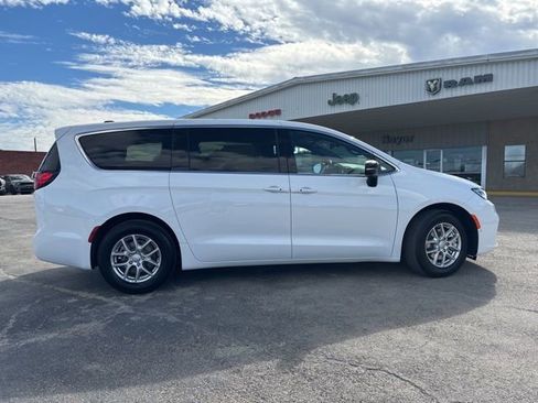 New 2026 Chrysler Pacifica Select image 4