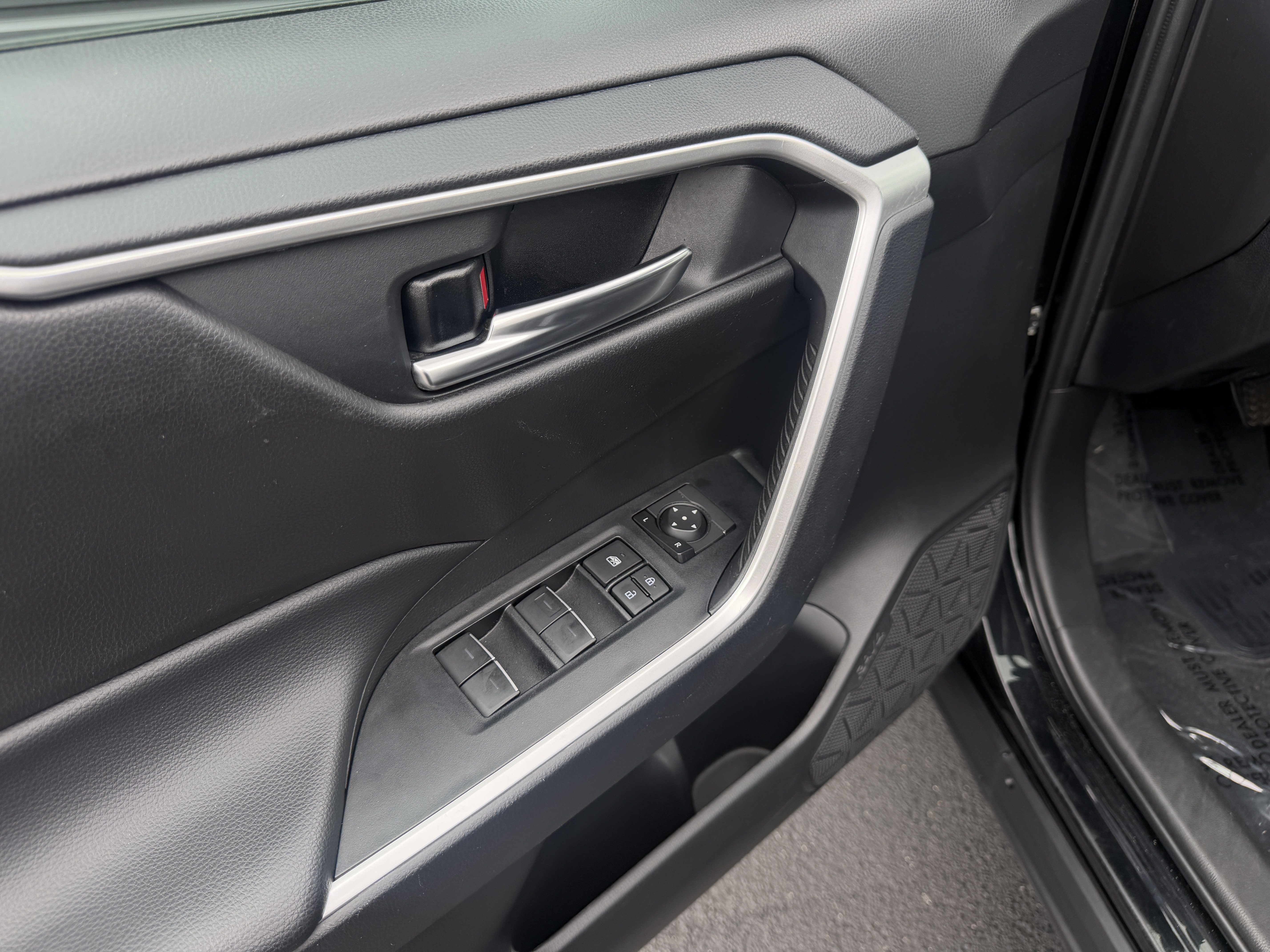Used 2024 Toyota RAV4 XLE FWD image 20