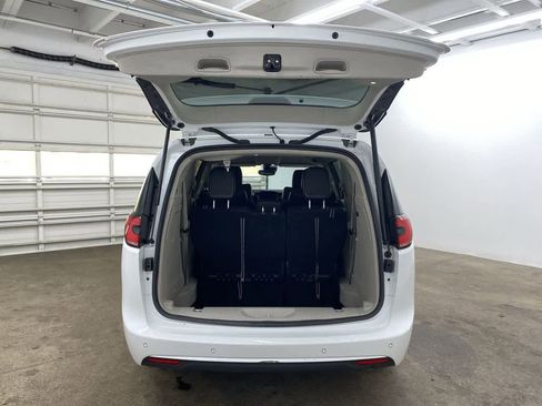 Used 2023 Chrysler Pacifica Touring-L image 29