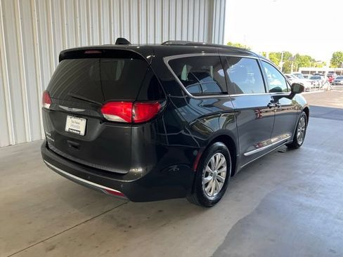 Used 2018 Chrysler Pacifica Touring-L Plus FWD image 19