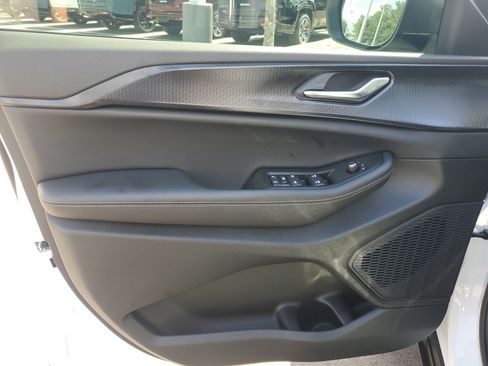 Used 2025 Jeep Grand Cherokee Laredo w/ Luxury Tech Group I RWD image 8