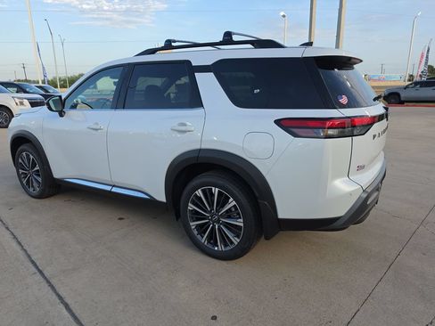 New 2026 Nissan Pathfinder Platinum FWD image 5