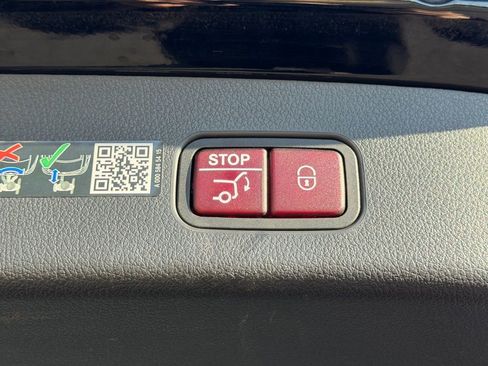 Used 2024 Mercedes-Benz GLC 300 4MATIC image 32