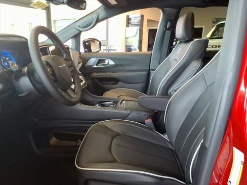 New 2026 Chrysler Pacifica Limited w/ Uconnect Theater Family Group image 6