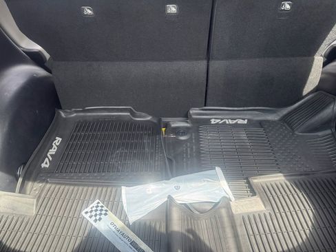 Used 2018 Toyota RAV4 XLE AWD/4WD image 16