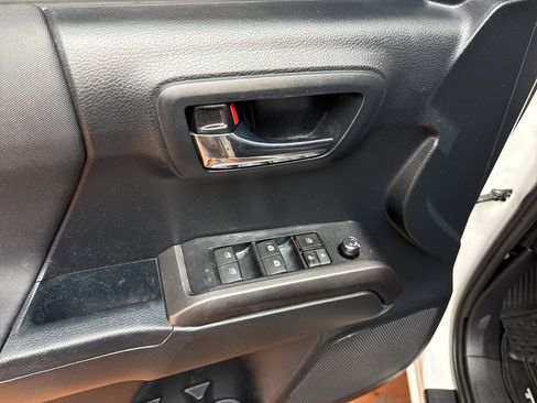 Used 2018 Toyota Tacoma TRD Sport image 22