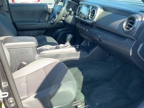 Used 2018 Toyota Tacoma TRD Sport image 29