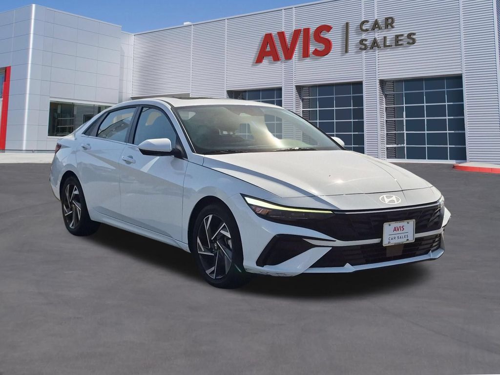 Used 2025 Hyundai Elantra SEL FWD image 3