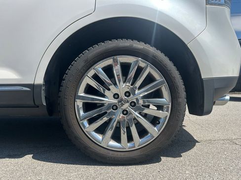 Used 2012 Lincoln MKX AWD image 25
