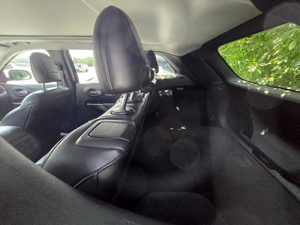 Used 2019 Jeep Cherokee Limited w/ Luxury Group AWD/4WD image 6