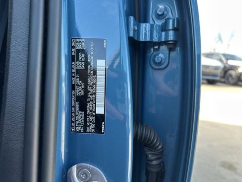 Certified 2023 Volvo XC40 B5 Plus image 33