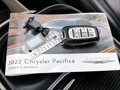 Used 2022 Chrysler Pacifica Touring-L FWD image 14