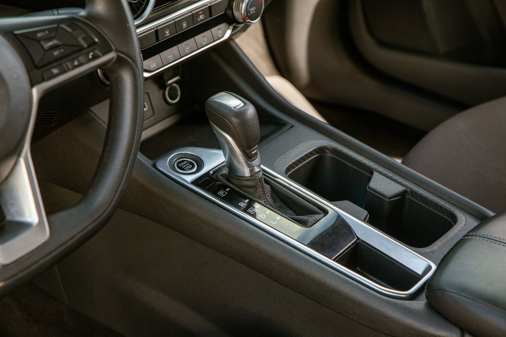 Used 2025 Nissan Sentra SV FWD image 13