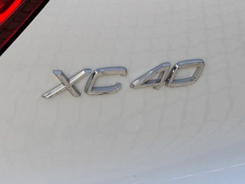 Certified 2025 Volvo XC40 B5 Ultra w/ Protection Package Premier AWD/4WD image 10