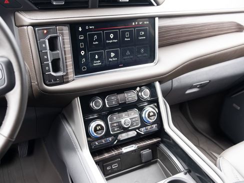 Used 2023 GMC Yukon Denali AWD/4WD image 3