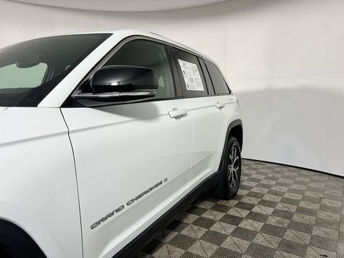 Used 2024 Jeep Grand Cherokee Limited image 13