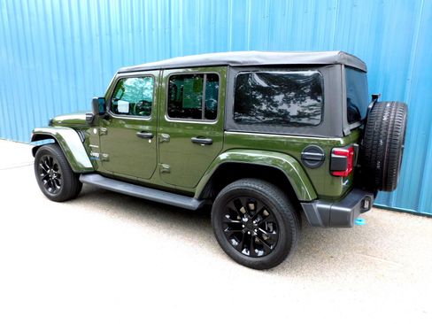 Used 2023 Jeep Wrangler Unlimited Sahara w/ Cold Weather Group AWD/4WD image 3