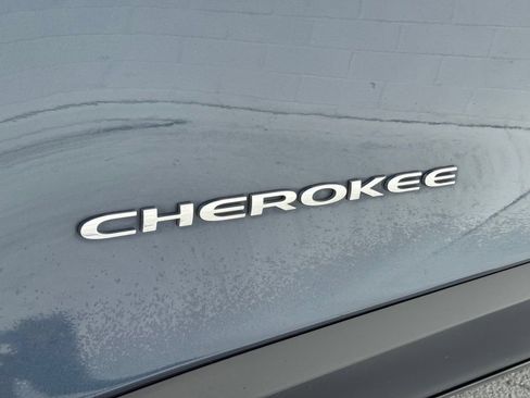 Used 2021 Jeep Cherokee Latitude FWD image 13
