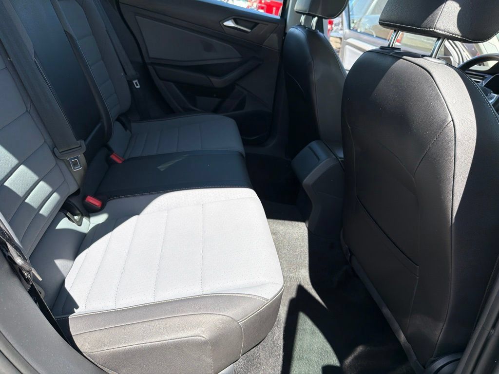 Used 2025 Volkswagen Jetta SE FWD image 31