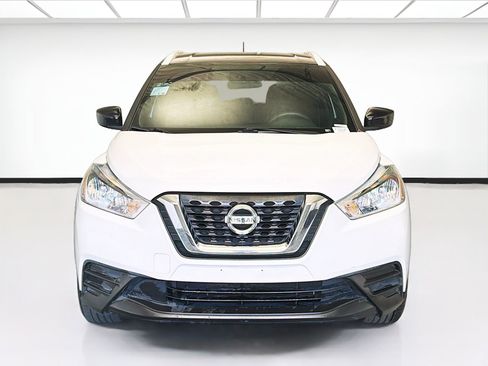 Used 2019 Nissan Kicks SV FWD image 2