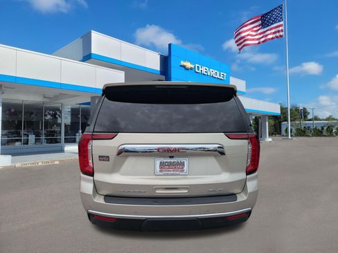 Used 2021 GMC Yukon XL SLT w/ SLT Premium Package AWD/4WD image 4