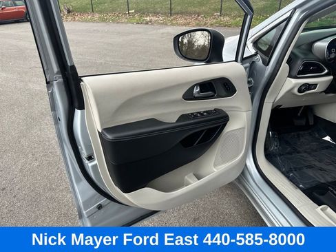 Used 2023 Chrysler Pacifica Touring-L image 20