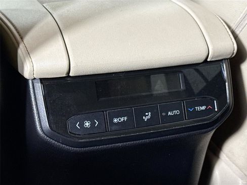 Certified 2023 Toyota Highlander XLE image 40