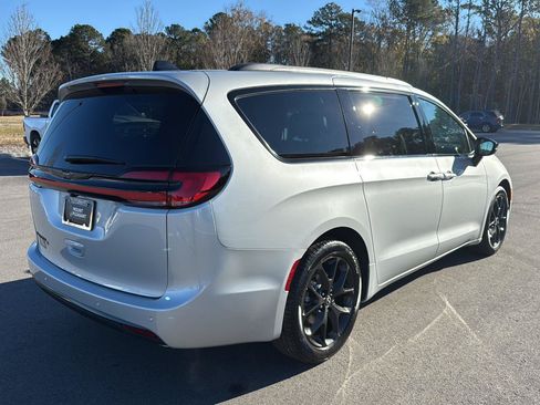 New 2026 Chrysler Pacifica Select w/ S Appearance Package FWD image 9