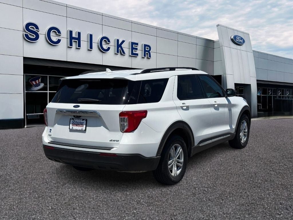 Used 2023 Ford Explorer XLT AWD/4WD image 2