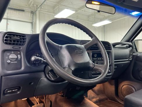 Used 2003 Chevrolet S10 Pickup 2WD Regular Cab w/ Convenience Package image 10