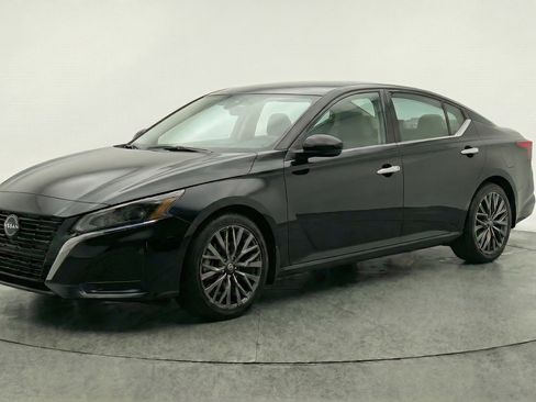 Used 2025 Nissan Altima 2.5 SV image 3