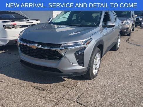 Used 2024 Chevrolet Trax LS w/ LS Convenience Package FWD image 11