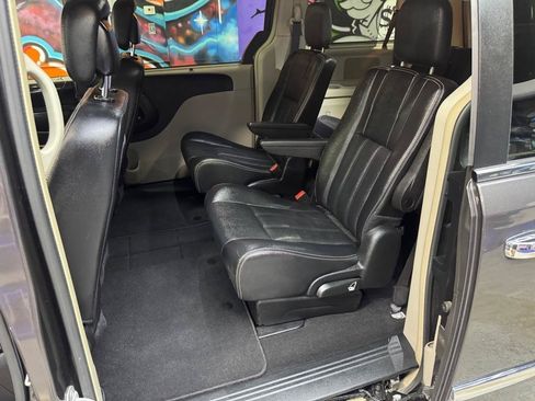 Used 2015 Chrysler Town & Country Touring w/ Driver Convenience Group FWD image 13